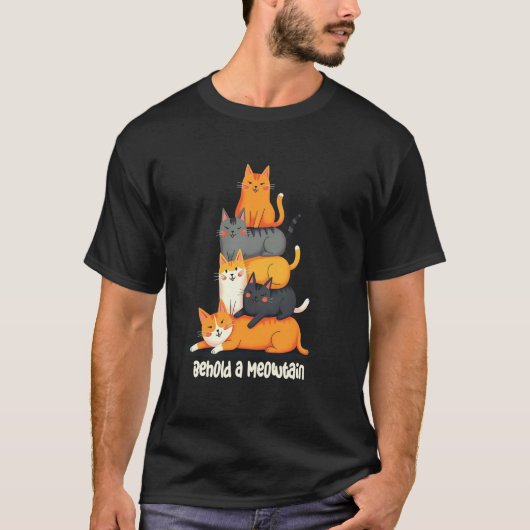 遊び心いっぱい猫の鳴き声マウンテンスタック Tシャツ (正面)