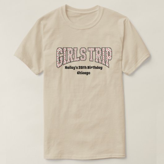 遊び心たっぷりの女子旅 赤いチェリーのヴァーシティレター Tシャツ (デザイン正面)