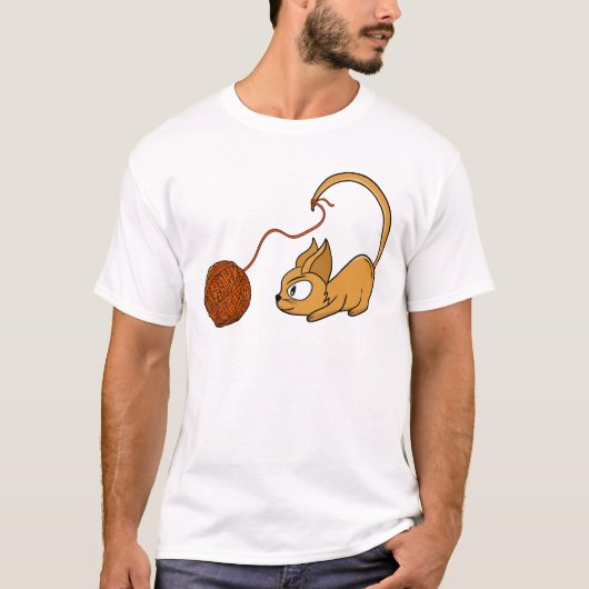 遊び心のあるオレンジ色の猫が糸を追いかける Tシャツ (正面)