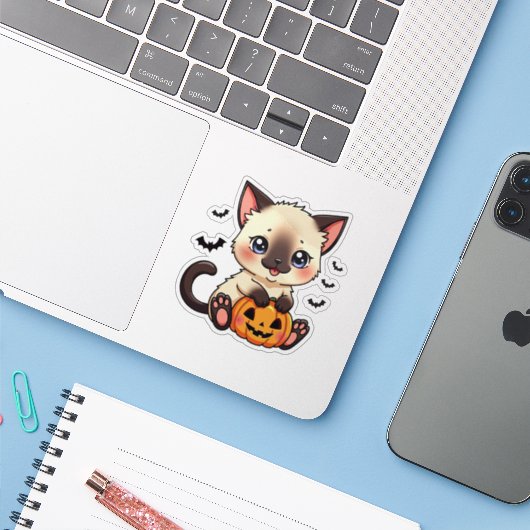 遊び心のあるシャムネコの子猫 - かわいいハロウィンシール シール (ノートパソコンとiPhone)