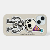 "遊び心のあるスプーキーアート" iPhone 15ケース (裏面横)