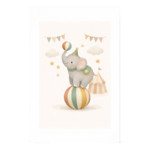 遊び心のあるゾウのイラスト（玉の上）