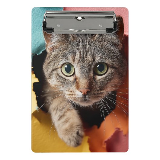 遊び心のあるタビー猫が破れた紙から顔を出す ミニクリップボード (正面)
