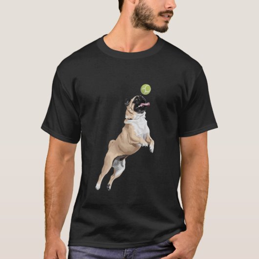 遊び心のあるパグがテニスボールを取って追いかける Tシャツ (正面)