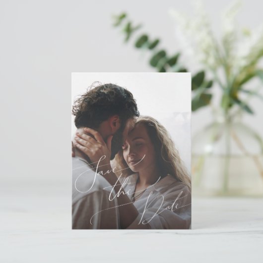遊び心のあるミニマルなスクリプトの写真を使ったSave the Date インビテーションポストカード (スタンド正面)