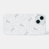 遊び心のある猫と毛糸玉のパターン ライトグレー iPhone 15ケース (裏面横)