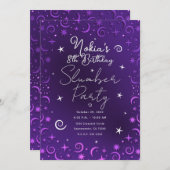 遊び心のある空のスワール パープルガールズ スリープオーバー   招待状 (正面/裏面)