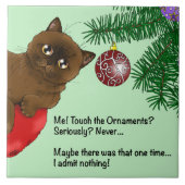 遊び心のある緑のかわいいクリスマスの茶トラ 猫のユーモア タイル (正面)
