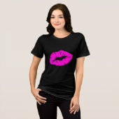 遊び心のある美しいピンクの口紅のキス 孤立 トライブレンドTシャツ (正面全面)