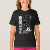 遊び心のある黒猫がサッカーをプレイ 面白い Tシャツ (正面)