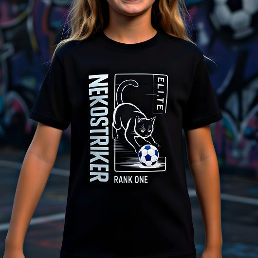 遊び心のある黒猫がサッカーをプレイ 面白い Tシャツ