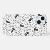遊び心のある黒猫と毛糸玉のパターン iPhone 15ケース (裏面横)