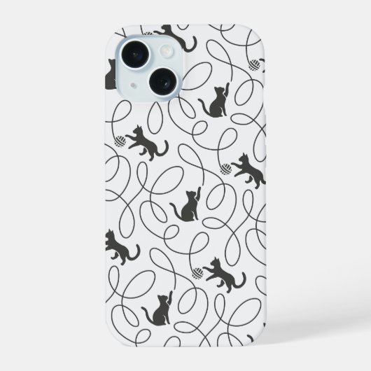 遊び心のある黒猫と毛糸玉のパターン iPhone 15ケース (裏面)