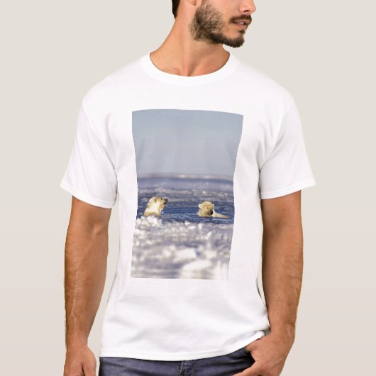 遊ぶホッキョクグマの子 Tシャツ (正面)