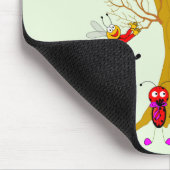 遊んでいるBuzzyの木の冒険のてんとう虫および蜂 マウスパッド (コーナー)