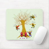 遊んでいるBuzzyの木の冒険のてんとう虫および蜂 マウスパッド (マウス)