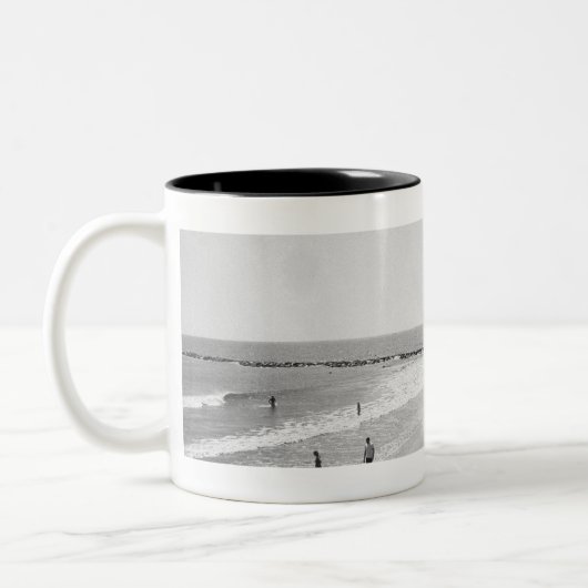 遊歩道およびビーチB&Wの高い眺め ツートーンマグカップ (左)