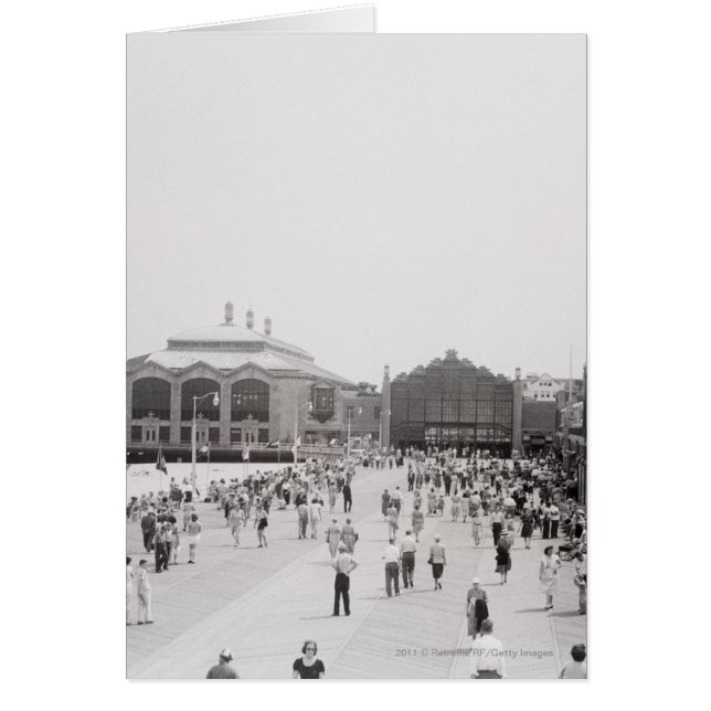 遊歩道のリゾートの観光客 (正面)