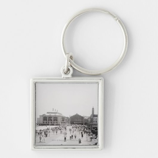 遊歩道のリゾートの観光客 キーホルダー (正面)