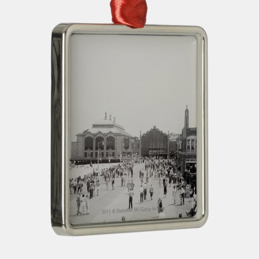 遊歩道のリゾートの観光客 メタルオーナメント (右)