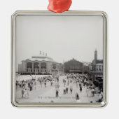 遊歩道のリゾートの観光客 メタルオーナメント (正面)