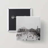 遊歩道のリゾートの観光客 缶バッジ (正面&裏面)