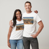 遊歩道及びビーチのSunbathers及び泳ぐ人 Tシャツ (ユニセックス)