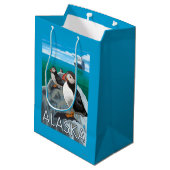 遊航船を見ているツノメドリ ミディアムペーパーバッグ (裏面アングル)