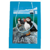 遊航船を見ているツノメドリ ミディアムペーパーバッグ (裏面)