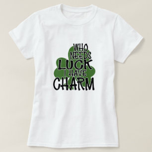 運が必要な人は、私はチャームを持っている Tシャツ