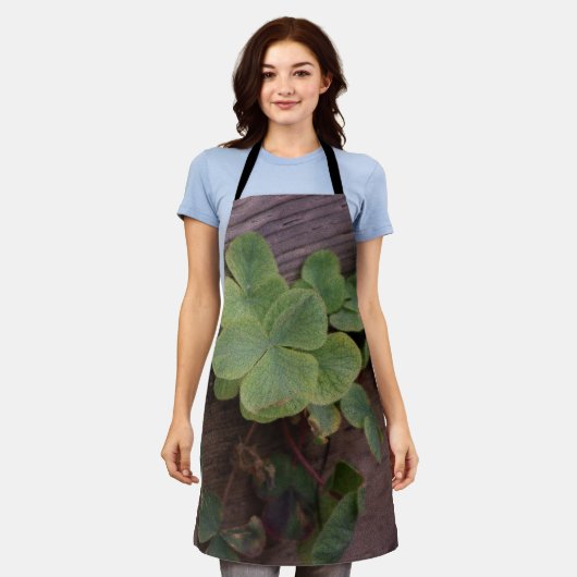 運が良いか決まったかSaint patricks day・シャムロック エプロン (着用した状態)