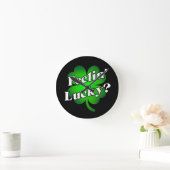 運が良い？ ラウンド壁時計 (ホーム)