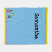 運動場の友人を持つ幼稚園のMaisy フリースブランケット (正面(横))