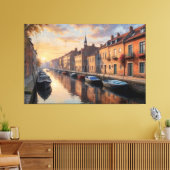 運河に浮かぶ船の後ろに建物が付いている キャンバスプリント (インサイチュ (リビング))