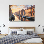 運河に浮かぶ船の後ろに建物が付いている キャンバスプリント (インサイチュ (寝室))