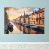 運河に浮かぶ船の後ろに建物が付いている キャンバスプリント (インサイチュ (ウッドフロア))