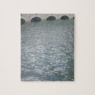 運河のまわりのレプリカのヴィンテージのヨーロッパの建物 ジグソーパズル