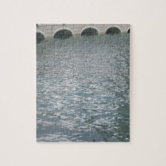 運河のまわりのレプリカのヴィンテージのヨーロッパの建物 ジグソーパズル (縦)