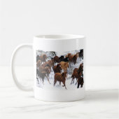 運転される野生の馬 コーヒーマグカップ (左)