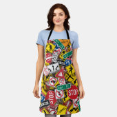 運転インストラクターおもしろい道路標識コラージュ エプロン (着用した状態)