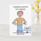 運転試験に合格したばかりの幸せな男性の風刺画 カード (黄色い花)