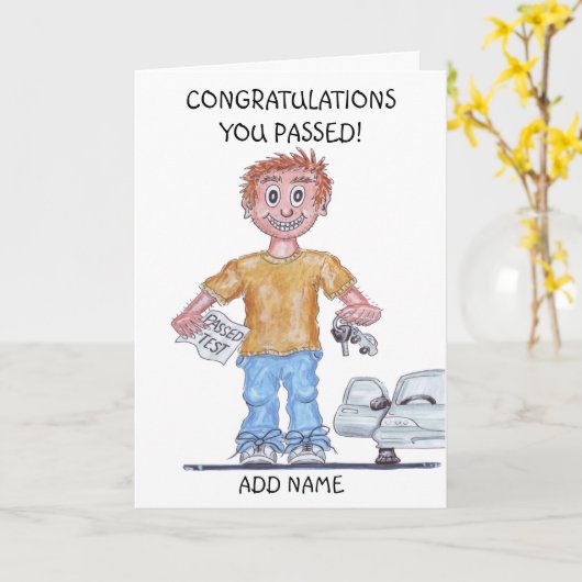 運転試験に合格したばかりの幸せな男性の風刺画 カード (黄色い花)