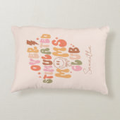 過剰刺激モムズ倶楽部 – 関連実在と アクセントクッション (裏面)