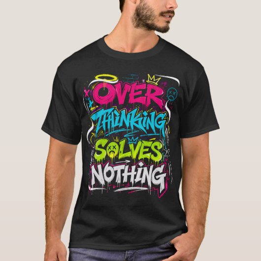 過剰思考は無意味 グランジ落書き Tシャツ (正面)