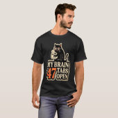 過剰思考猫の面白いミームTシャツ Tシャツ (正面フル)