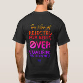 過剰資格のTシャツ:暗色 Tシャツ (裏面)