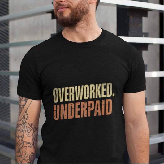 過労低賃金面白い仕事の引き出物の引用 Tシャツ