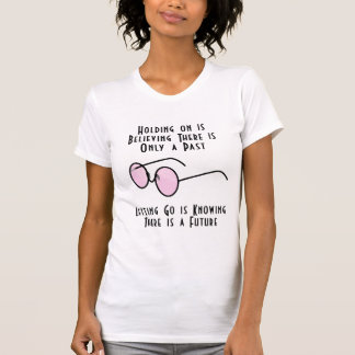 過去だけに固執するから信じられる Tシャツ