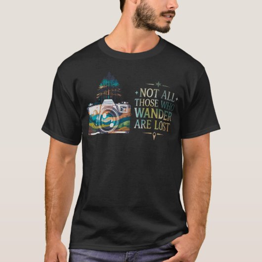 道に迷う者全てが迷い人ではない フォトグラファー 写真家 Tシャツ (正面)