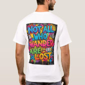 道に迷う者全てが迷い人ではない モチベーション グラフィティ Tシャツ (裏面)